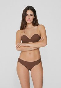 Brązowy biustonosz bikini bez ramiączek z dekoltem w kształcie serca oraz dopasowane majtki o niskim stanie. Wykonany z gładkiego, elastycznego materiału. Brak wzorów i akcesoriów.