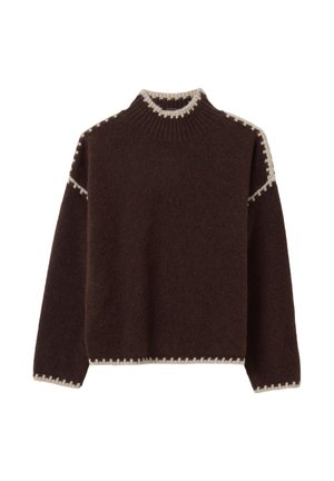 Pull en laine marron foncé avec des coutures crème le long du col rond haut, des coutures d'épaules, des poignets et de l'ourlet, offrant une coupe confortable et décontractée.