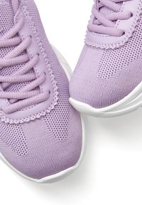 Schnürschuhe aus lavendelfarbenem Mesh mit strukturiertem Finish, ausgestattet mit weißen Sohlen und Akzenten, hervorgehobenen Nähten und einem runden Zehen design.