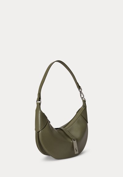 Bolso de mano de cuero en forma de media luna de color verde oliva con una única correa y tirador de cremallera plateado con un pequeño logo de caballo y jinete.