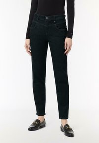 Donkergroene denim jeans met een slim fit, voorzien van een klassieke tailleband, voorzakken en subtiele stikseldetails.