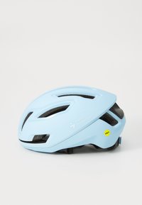 Svetlomodrá prilba na bicykel s ventilačnými otvormi, štýlovým aerodynamickým tvarom a značkou "Sweet Protection". Obsahuje aj štítok MIPS.