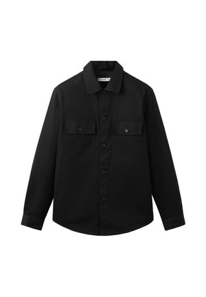 Camisa negra de manga larga con botones en la parte delantera, dos bolsillos con solapa en el frente y cuello clásico, mostrada sobre un fondo blanco liso.