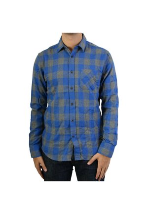 Camisa de franela a cuadros azul y gris con mangas largas, botones en el frente y un bolsillo en el pecho. Fabricada con suave tela tejida, presenta un cuello estándar.