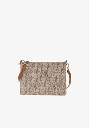 Borsa tracolla rettangolare beige con motivo monogramma marrone, tracolla marrone regolabile e emblema logo metallico al centro frontale.