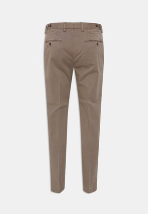 Chinos kaki à coupe slim, fabriqués dans un mélange de coton doux, avec deux poches arrière zippées et une taille à boutons.