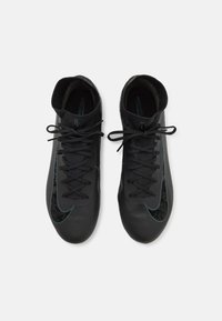 Scarpe da calcio nere con una parte superiore testurizzata, dotate di un alto collo, sistema di allacciatura tradizionale e un grande logo Swoosh nero.