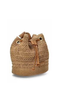 Bolso de cubo tejido natural en color marrón con un acabado texturizado. Presenta acentos de cuero, cierre de cordón y una base circular.