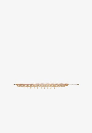 Bracelet ton or orné d'un design tissé avec des accents triangulaires et des perles pendantes le long du bas. Fermeture ajustable à clip.