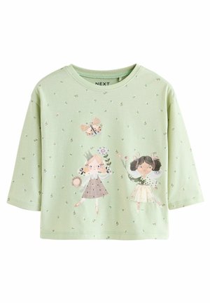 Hellgrünes Baumwoll-T-Shirt mit Illustrationen von zwei Mädchen, floralem Akzent und einem Schmetterling, kurzen Ärmeln und rundem Ausschnitt.