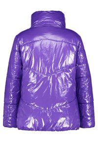 Fialová péřová bunda s lesklým, lesklým povrchem. Má vysoký límec, horizontální švy a volný střih.