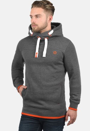 Sweatshirt à capuche gris avec cordons de serrage blancs ajustables, accents orange sur les poignets et l'ourlet, tissu texturé et petit logo sur la poitrine.