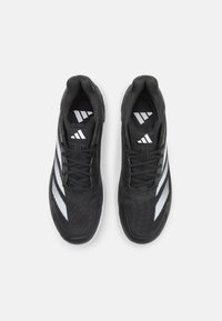 Et par svarte Adidas løpesko med hvite striper og logo, sett ovenfra mot en hvit bakgrunn.