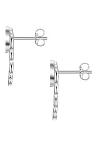 Silverfärgade hoopörhängen med en strukturerad, länkad design. Tillverkade av metall, med en stift- och fjärilsklämma för säker bärning.