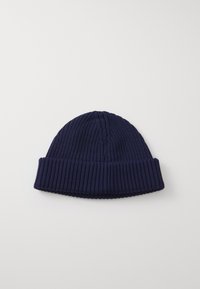 Gorro de punto azul marino con textura acanalada y dobladillo. Diseñado para proporcionar calor y comodidad, con un acabado suave.