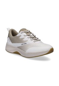 Leichter Sneaker mit weiß-beigem Design, ausgestattet mit einer strukturierten Oberseite, gepolsterter Sohle und auffälligem Logo an der Seite.