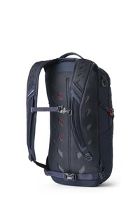 Marineblauer Rucksack mit strukturiertem Design, Netzrückenpaneel, gepolsterten Gurten, verstellbarem Brustgurt und roten Akzenten zur Belüftung.