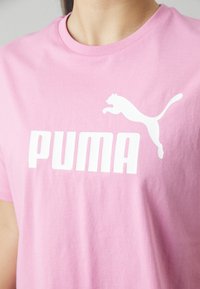 Puma CROPPED LOGO TEE - Marškinėliai su spaudiniu - mauved out
