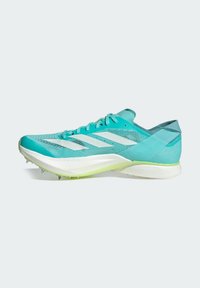 Scarpa sportiva turchese con tomaia in mesh traspirante, strisce bianche e suola leggera dotata di tacchetti di trazione con accenti verdi.