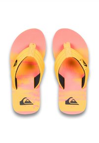 Gula flip-flops med en strukturerad sula. Ovandelen har en gradientdesign från rosa till orange, med svarta och gula accentfärger samt logodetaljer.