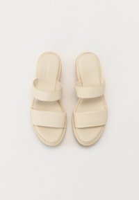 Calvin Klein Sandále s klinovým opätkom - turtle dove