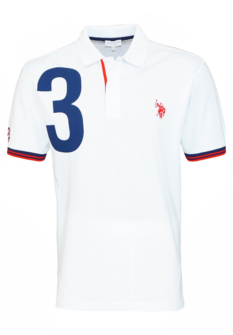 Polo blanc à manches courtes avec bordure bleu marine et rouge aux poignets, grand numéro 3 bleu marine sur la poitrine gauche et logo brodé d’un joueur de polo rouge sur la poitrine droite.