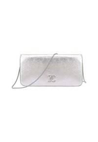 Metalen zilveren clutch met een kettingriem, met een gladde textuur en een gegraveerd logo. Rectangulaire vorm met een klep.