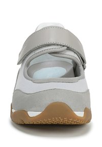 Scarpa sportiva grigia e bianca con upper in suede e mesh, cinturino regolabile, suola in gomma e motivo di battistrada testurizzato.