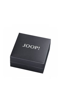 Scatola regalo in cartone nero con superficie texturizzata, con un logo argento "JOOP!" sulla parte superiore. La scatola è rettangolare e funge anche da imballaggio.