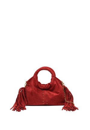 Rote Wildlederhandtasche mit rundem Griff, goldenen Nieten, langen Fransen an den Seiten und einem goldenen Kettendetail auf weißem Hintergrund.