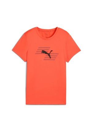 T-shirt de sport rouge en matériau synthétique. Présente un logo Puma noir avec des rayures horizontales en dessous. Manches courtes et col rond.
