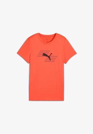 Sarkans sporta t-krekls, kas izgatavots no sintētiskajiem materiāliem. Tam ir melns Puma logotips ar horizontālām svītrām zem tā. Īsās piedurknes un apaļš kakls.