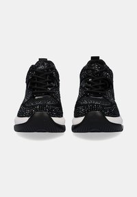 Zapatillas deportivas negras con parte superior de malla texturizada, acentos reflectantes y cordones negros. Presentan una mediasuela blanca y suela exterior negra texturizada.