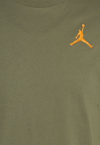 Jordan JUMPMAN CREW - T-shirt básica - medium olive/light curry