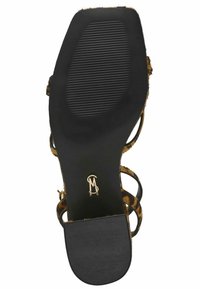 Sort sål med tekstureret greb, prydet med et leopardprintet overdel. Stropdesign med en glat finish og guld brandingdetalje.