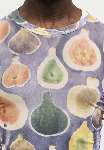 Viacfarebné priehľadné tričko s potlačou rôznych ovocných tvarov na tmavomodrom pozadí, s tlmenými odtieňmi zelenej, hnedej a žltej.