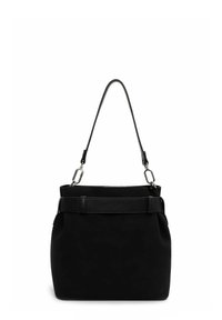 Sac à main en daim noir avec une forme structurée, présentant une bandoulière en cuir, des accessoires en métal argenté et un détail de ceinture enroulé autour de l'ouverture.