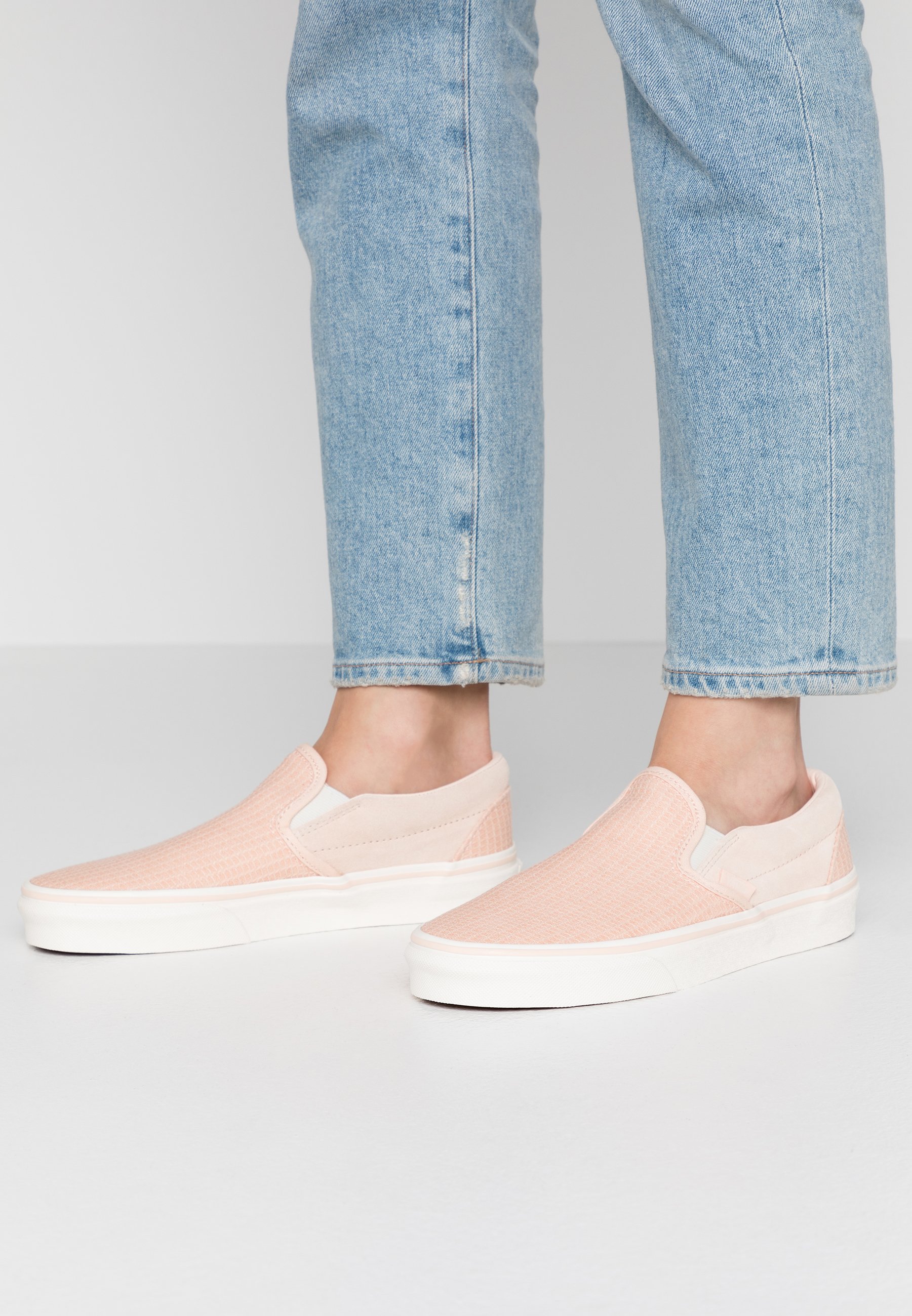 vans slip on creme