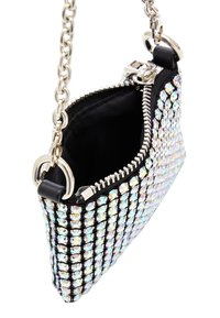 Sort clutch taske prydet med iriserende rhinsten, med en sølv kædestrop, lynlåslukning og sort stofforing.