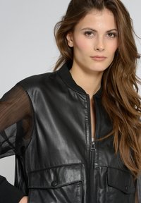 Maze Skinnjacka - black