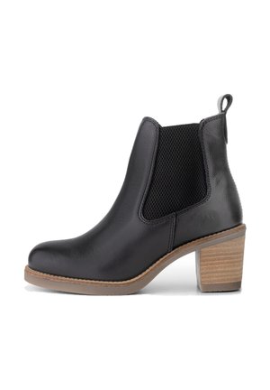 Zwarte leren enkellaars met elastische zijkanten, ronde neus en een gestapelde houten hak. Gladde textuur met minimale accenten.