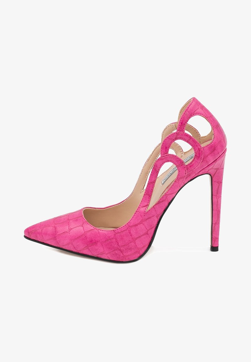 Escarpin rose à talon haut avec un bout pointu, présentant un motif reptilien texturé et un design découpé sur les côtés. Accents de semelle noire.
