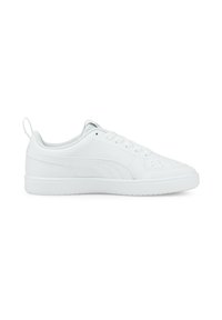Sneaker bianco con tomaia in pelle liscia, chiusura con lacci, punta arrotondata e suola piatta in gomma. Presenta un piccolo passante sul tallone.