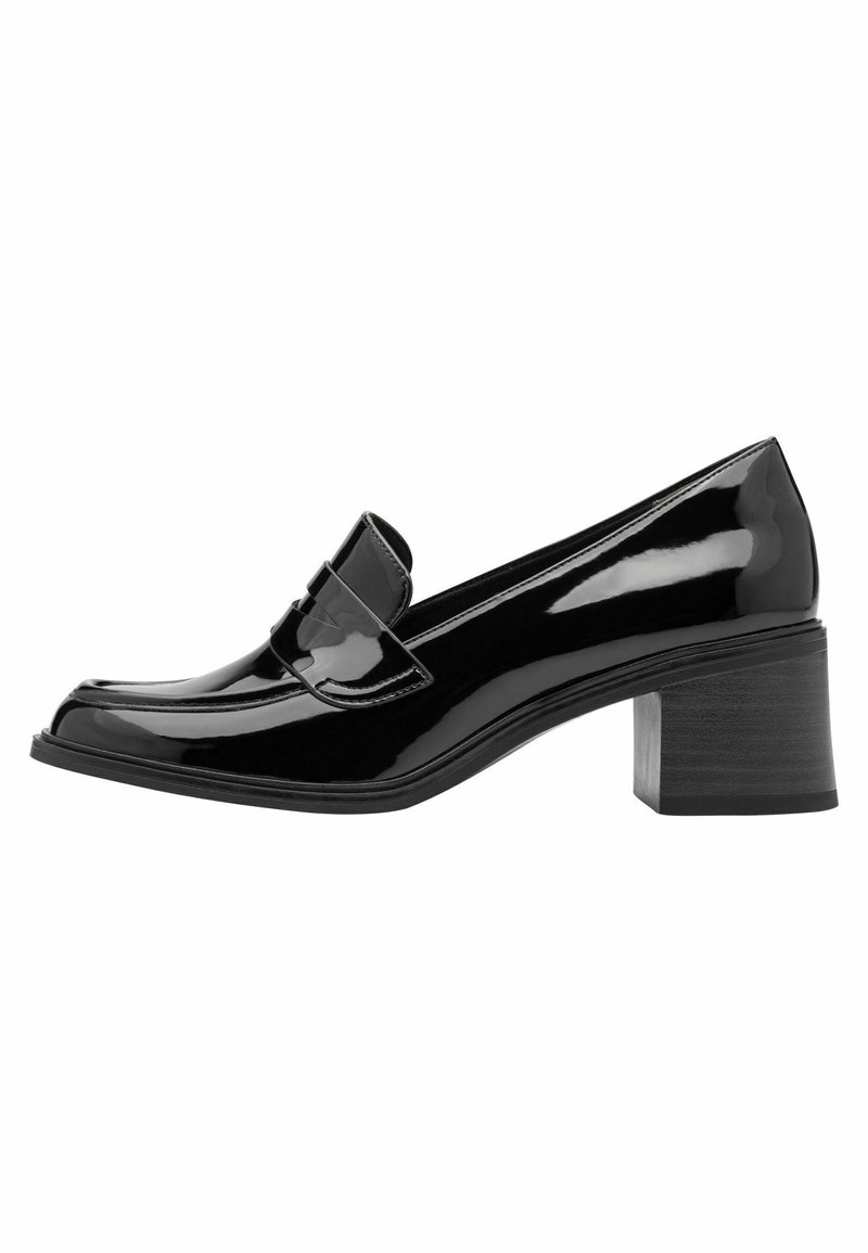 Mocassins en cuir verni noir avec un bout rond, un petit talon carré, et une bande décorative sur le cou-de-pied. Texture lisse et finition brillante.