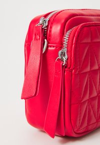 ONLY ONLPOPPY QUILT CROSS OVER - Geantă crossbody - red