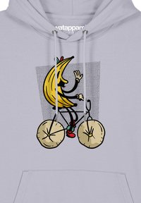 Hellgrauer Kapuzenpullover mit einem Bananen-Charakter auf einem Fahrrad, ausgestattet mit großen runden Rädern und einem gepunkteten Hintergrund. Mit Kordelzug und Kängurutasche.