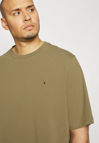 Tommy Hilfiger TEE - T-shirt básica - woodridge