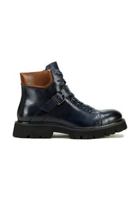 Botín de cuero navy hasta el tobillo con acentos de cuero marrón, diseño de cordones, herrajes de metal y suela de goma negra resistente.