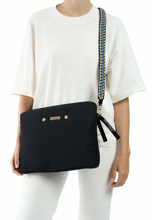 Sacoche noire pour ordinateur portable avec tissu texturé, forme rectangulaire, accents dorés, et une bandoulière bleue, noire et crème. Comprend un détail en maille.
