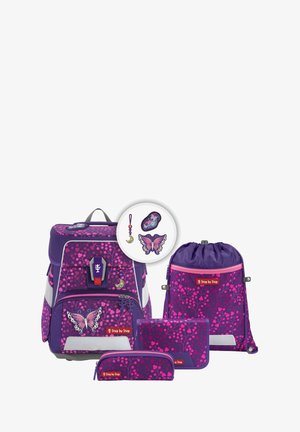 Set de mochila púrpura con patrones florales en rosa, que incluye una mochila, una bolsa de cuerda, un estuche para lápices y una cartera. Con notables acentos de mariposa.